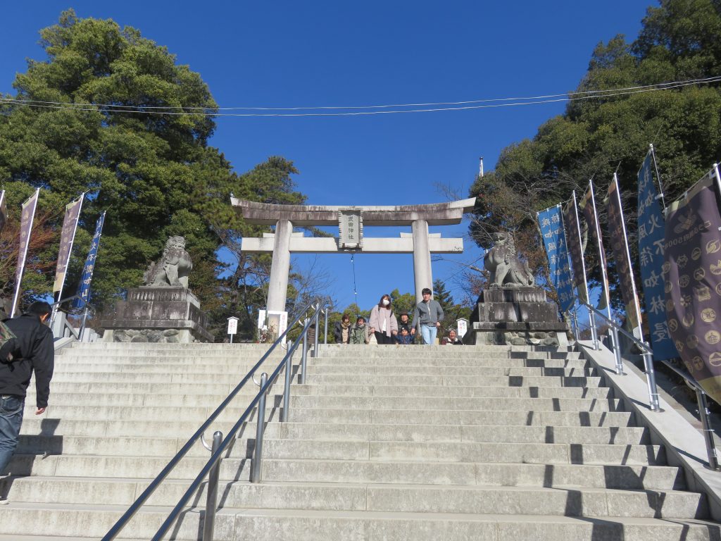 武田神社の初詣してきました 三箇日以外の混雑状況は 駐車場や屋台も 豆子ママの生活